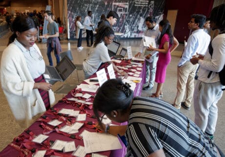 Photo by BENJAMIN KRAIN —09/29/22—
UA Little Rock students in the College of STEM visit with companies in the technology and engineering sector during a career fair event at the Jack Stephens Center.