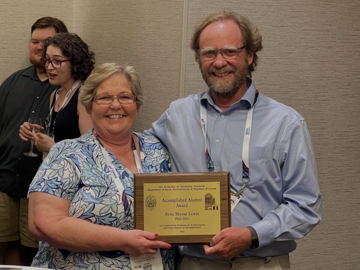 Dr. René receives award from UTK.