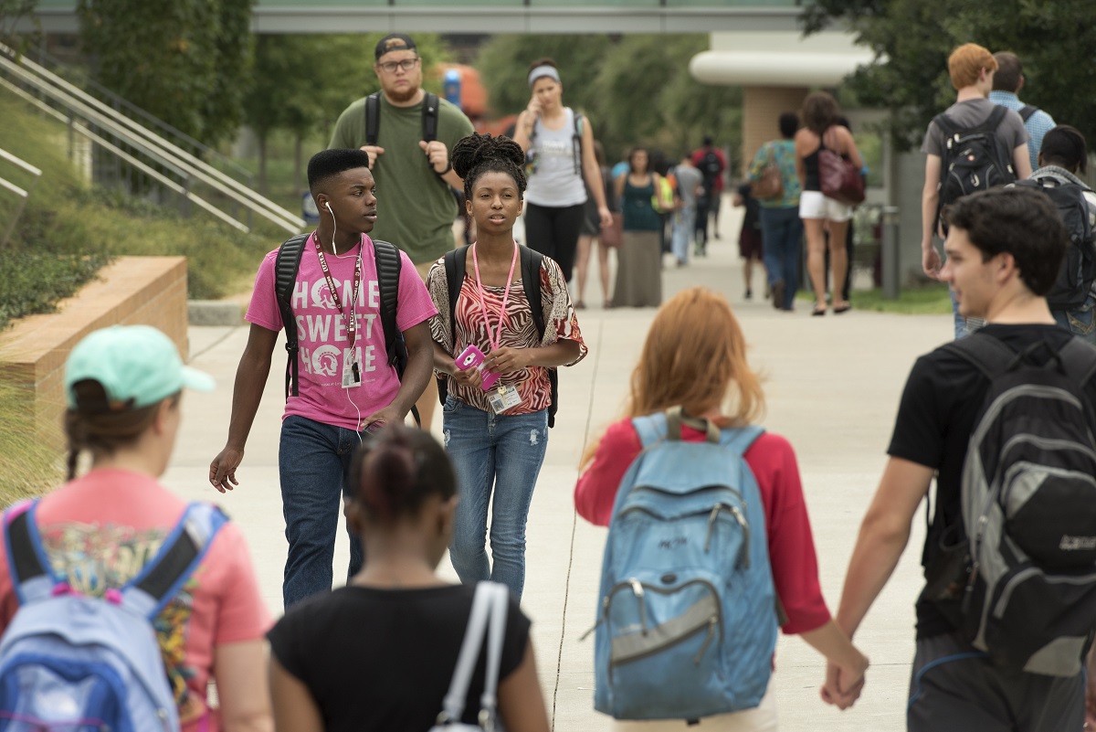 Students walk between the DSC and Student Services buildings on Sept. 1, 2015.