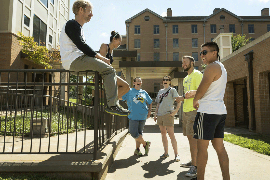 UA Little Rock students move to campus during the 2015 Move-in day.
