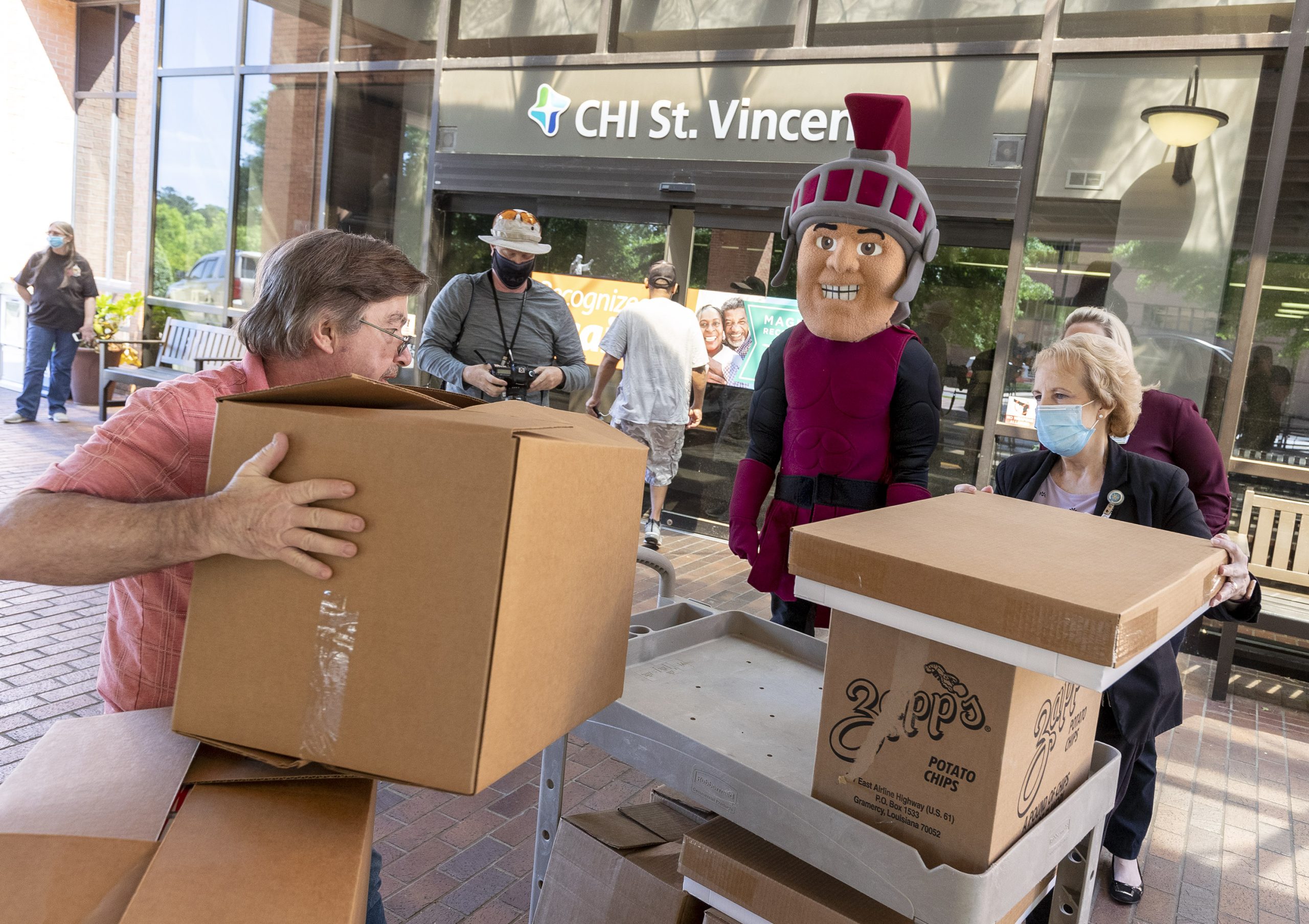 Maximus, the UA Little Rock mascot, delivers food and protective masks to CHI St. Vincent Hospital in support of health care workers for National Nurse Appreciation Day.