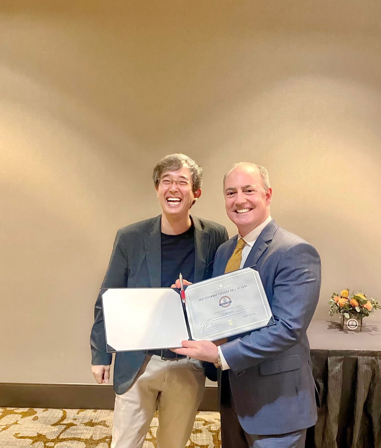 Gavin English, president of Steinway and Sons, presents Naoki Hakutani with his certificate.