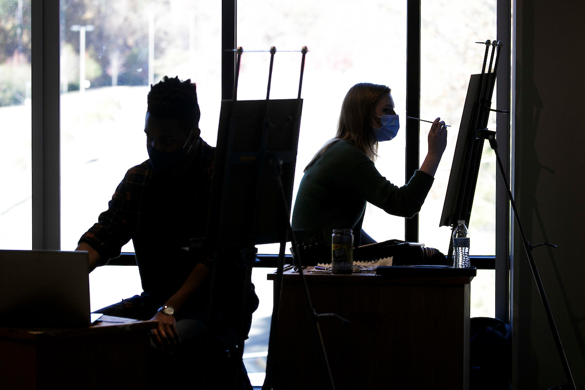 UA Little Rock Art and Design students work on studio art projects. Photo by Ben Krain.