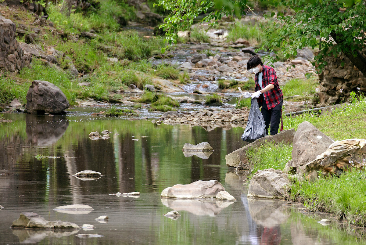 UA Little Rock student volunteers clean trash from Coleman Creek during an Earth Day campus clean-up event. Photo by Ben Krain.