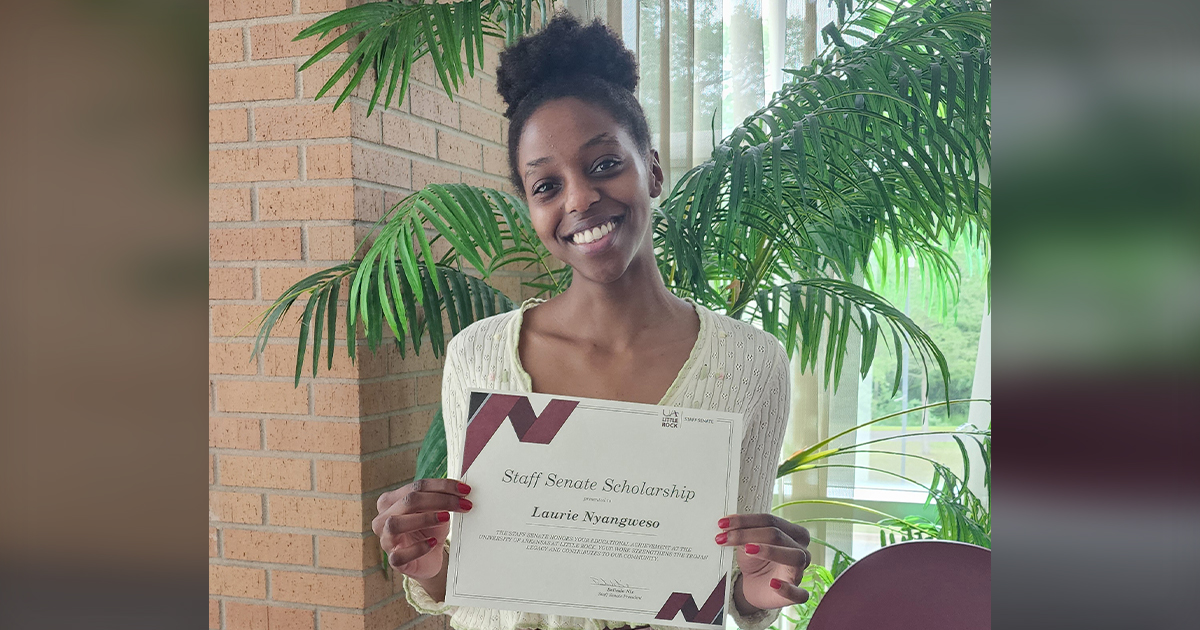 Laurie Nyangweso receives a Staff Senate Scholarship.