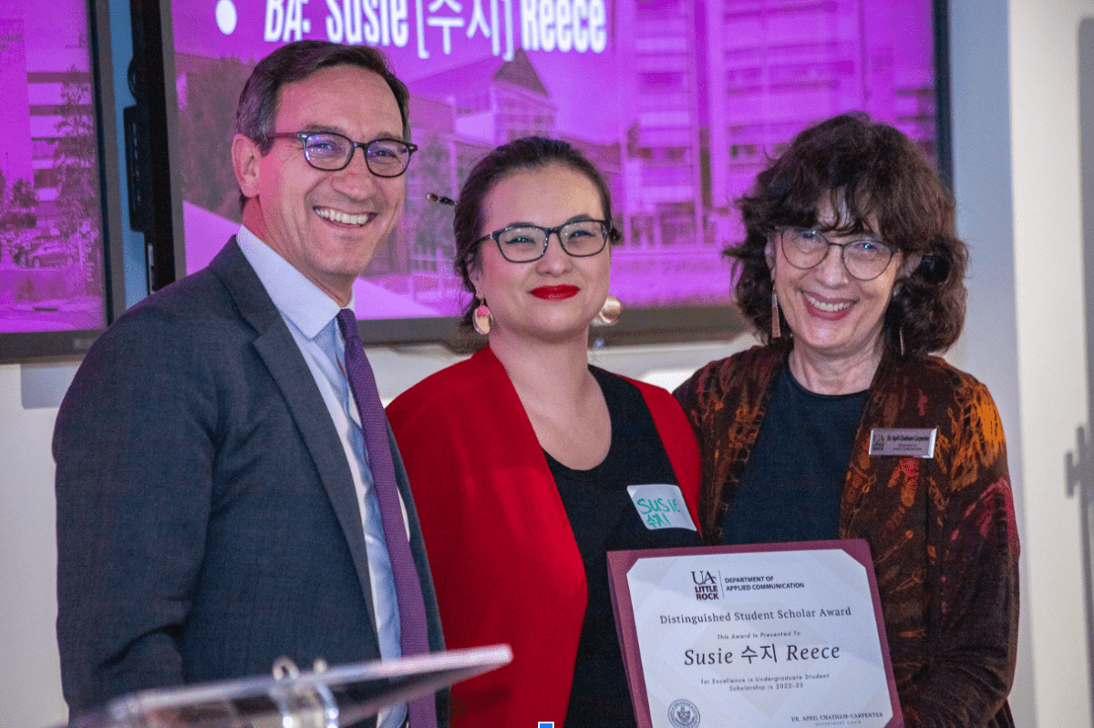 Susie Reece receives the Distinguished Student Scholar Award.